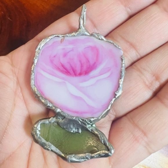 English Bone China & Sea Glass artisan pendant from Fragments of a Vintage Plate - Picture 3 of 6